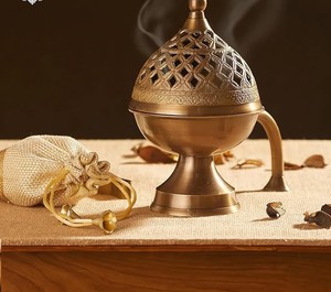 Lobandan avec Plucker, brûleur d'encens traditionnel en métal en forme de candélabre pour la décoration de la maison et du temple - Product Image 6