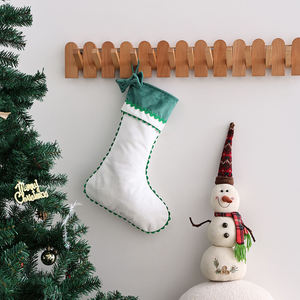 Chaussette de Noël blanche avec bordure en velours vert et nœud, décoration en coton doux, 47 cm - Product Image 4