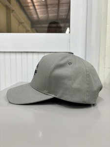 Casquette de golf personnalisée à 5 panneaux, visière incurvée, performance optimisée, logo brodé en relief, ajustable, en sergé de polyester, pour le sport - Product Image 2
