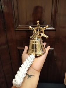 Cloche en laiton haut de gamme au design moderne, cloche de bienvenue en laiton de qualité supérieure, idéale pour la décoration intérieure, les entrées de jardin, les espaces nautiques et les temples. - Product Image 2