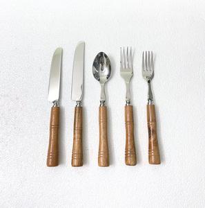 Ensemble de couverts traditionnels à manche en bois, 5 pièces, lavables au lave-vaisselle, finition polie miroir - Product Image 2
