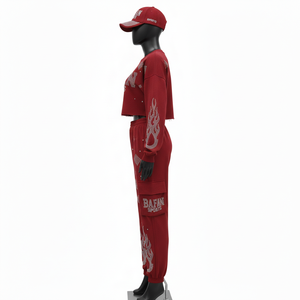 Conjunto de mujer de alta calidad en algodón, poliéster y forro polar de 280 GSM, camiseta corta y pantalón color granate con logo de cristal termotransferible. - Product Image 3