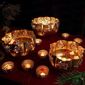 Bol à bougie décoratif en métal conçu pour une présentation élégante des bougies dans les intérieurs modernes, offrant une ambiance chaleureuse et accueillante. - Product Image 1