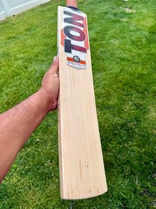ไม้คริกเก็ต TON GUTSY ENGLISH WILLOW ขนาดมาตรฐาน - Product Image 1
