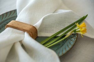 Anneaux de serviette élégants faits à la main en teck massif, accessoire de table durable pour mariage. - Product Image 2