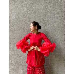 Ensemble de costume en mousseline de soie rouge pour femmes avec manches bouffantes, taille XS, matière crêpe - Product Image 1