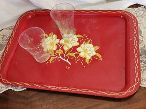 Plateau de service vintage en métal rouge avec motif floral doré, rectangulaire, peint à la main, motif végétal, vaisselle de fête - Product Image 2