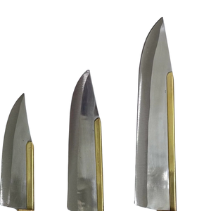 Juego de Tres Cuchillos de Cocina con Hojas de Acero Plateado y Mangos de Madera Natural para Preparar Carne y Alimentos - Product Image 3