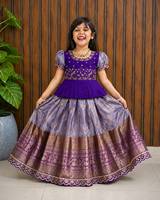 HENIXA CREATION Ensemble Lehenga Choli en Soie Pure Bleu Teal Royal, Motif Feuille Tissé Zari, Travaux Lourds, Entièrement Cousu, Longueur Ras du Sol, Coupe Ajustée