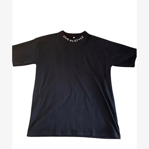 เสื้อยืดคอกลมแขนสั้นสีดำสำหรับผู้ชาย แต่งขอบคอตัดสี ทรงปกติ ผ้าเจอร์ซีย์คอตตอนลำลอง - Product Image 3