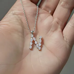 Pendentif en diamant CVD cultivé en laboratoire certifié IGI, clarté VVS-VS, nouvelle arrivée, lettre V, avec collier solitaire en or blanc couleur D-E. - Product Image 2