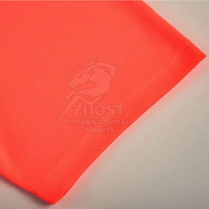 Tenues de football en gros avec logos et couleurs personnalisés, conçues pour les écoles, les clubs et les équipes professionnelles - Product Image 3