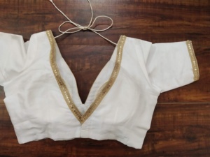 Blusa de Sari Elegante, Blanca, Cuello en V, 100% Seda y Poliéster, Tejida, Transpirable, Manga Corta, Estilo Crop Top, Diseño de Autor, para Otoño/Invierno, Bodas - Product Image 3