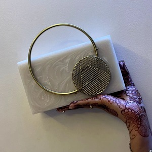 Sac à main personnalisé en résine ILAHI fait main avec chaîne, bandoulière, imprimé sérigraphié noir et blanc à carreaux, pour usage quotidien - Product Image 4