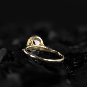 Anillo de compromiso solitario de oro de 14K con diamante ovalado engastado en bisel, joyería nupcial minimalista, fabricante y proveedor mayorista personalizado - Product Image 3