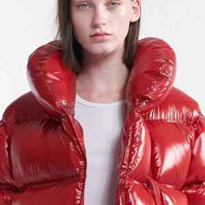 Veste d'hiver matelassée noire pour femme, avec blocs de couleur blancs, à capuche, manches longues, en polyester épais, coupe-vent, réversible et imperméable - Product Image 5
