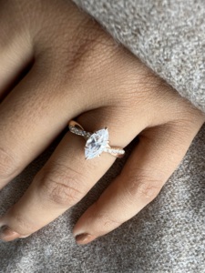 แหวนทองโมอิสซาไนต์สุดหรูสำหรับผู้หญิง แหวนหมั้นทอง 18K/14K เพชรเจียระไนแบบบริลเลียนท์ แหวนแต่งงานแบบทางเลือกแทนเพชร - Product Image 5