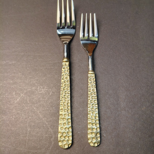 Juego de Cubiertos de Latón Dorado de 5 Piezas con Mango Martillado, Cubiertos de Acero Inoxidable de Grado Alimenticio, Juego de Cubiertos de Estilo Antiguo. - Product Image 3