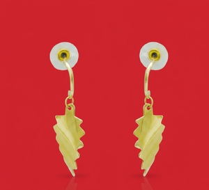 Boucles d'oreilles pendantes en laiton torsadé doré, faites à la main, avec revêtement anti-ternissement, légères, contemporaines et tendance - Product Image 4