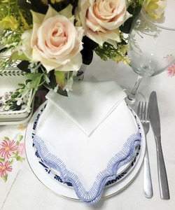 Serviettes en tissu personnalisées en gros, broderie, bordure festonnée bleue, serviettes de table en coton, durables pour la maison, les mariages et les événements - Product Image 6