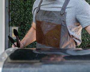 Delantal Industrial Duradero de Lona y Cuero con Cremallera y Tirantes Cruzados Ajustables para Chef, Barista, Barbero, Carpintero, Herramientas de Taller - Product Image 2