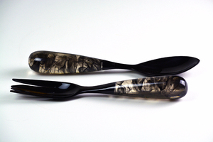 Ensemble de serveurs à salade en résine corne, 2 cuillères/fourchettes, motif acrylique Aqua Swirl noir, lavable au lave-vaisselle pour usage en cuisine et hôtel - Product Image 3