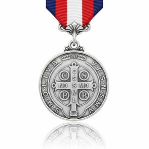 Souvenir religieux catholique, médaille de Saint-Benoît en métal antique argenté sur mesure. - Product Image 4