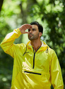 Poncho de pluie imperméable jaune vif, long, à capuche, veste de sécurité réfléchissante à rayures, coupe-vent, veste d'urgence pour la randonnée et les voyages - Product Image 3