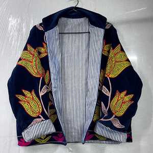 เสื้อแจ็คเก็ตกำมะหยี่ปักลายสวยงามสะดุดตา งานฝีมือประณีต ดีไซน์ลายดอกไม้หลากสีสันและศิลปะพื้นบ้าน โดดเด่นเป็นเอกลักษณ์ แฟชั่นที่สะท้อนความเป็นตัวคุณ - Product Image 3