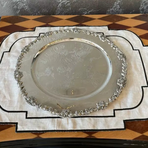 Assiette de service élégante en métal argenté pour la décoration de table, plateau de service haut de gamme pour mariages et événements, vaisselle - Product Image 1