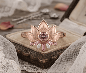 Anillo de compromiso y boda de plata de ley 925 con diseño de corazón de flor de loto, joyería fina con moissanita de corte esmeralda. - Product Image 1