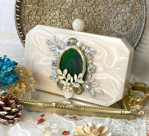 Sculpture de table décorative pour la maison en résine écologique, artisanale, peinte à la main, beige, agate émeraude, perle et strass - Product Image 3