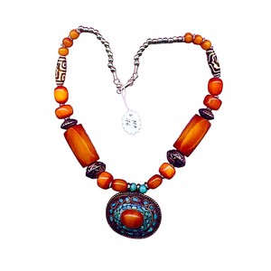 Collar bohemio con piedras turquesas – Joyería tribal hecha a mano con cuentas – Collar de joyería bohemia rústica para mujer - Product Image 3