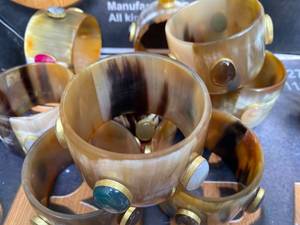 Brazaletes de Cuerno Redondos, Cuerno de Búfalo Natural Pulido, Artículo de Colección Artístico - Product Image 1