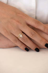 Bague de fiançailles pour femme en or massif 14 carats avec diamant taille triangle, sertie à griffes, style géométrique minimaliste - Product Image 5