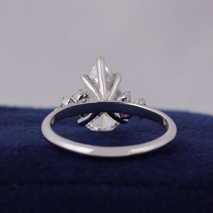 Bague de fiançailles en platine avec diamant de laboratoire taille poire et pierres latérales en diamant, certifiée IGI, style classique pour femme - Product Image 2