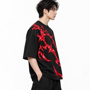 Camiseta Negra Extra Grande para Hombre, Manga Corta, Cuello Redondo, Estilo Urbano, con Estampado Tribal Rojo - Product Image 3