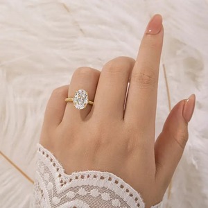 Bague de fiançailles classique en moissanite 925, taille ovale 4,25 carats (9*12mm), halo caché, en argent sterling plaqué or jaune, pierre blanche - Product Image 3