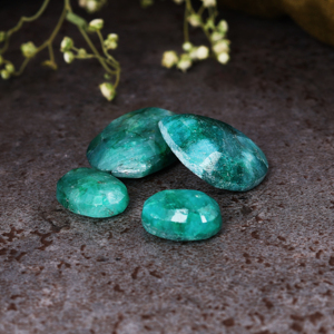 Pierre précieuse en émeraude verte teinte de forme ovale en vrac pour la fabrication de bijoux, prix d'usine - Product Image 2