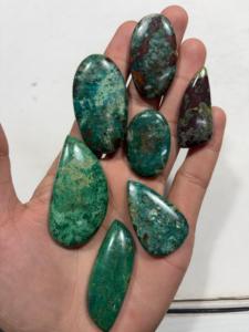 Pierre précieuse naturelle Chrysocolle ovale cabochon verte avec matrice rouge pour la fabrication de bijoux, pierre brute polie - Product Image 2