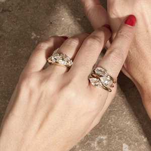 Anillos de compromiso de diamantes cultivados en laboratorio, corte cruzado, 2 quilates, engaste de garra tipo brújula, oro de 14K, banda abovedada redondeada de 2.4 mm, venta al por mayor B2B - Product Image 4