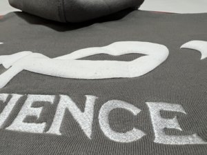 ชุดวอร์มปักลายแบบกำหนดเองได้  ชุดจ็อกเกอร์โอเวอร์ไซส์  ชุดวอร์มสกรีนลาย  ผ้าฟลีซ 500 กรัม  ชุดกางเกงขายาวทรงหลวมพร้อมเสื้อฮู้ด - Product Image 4