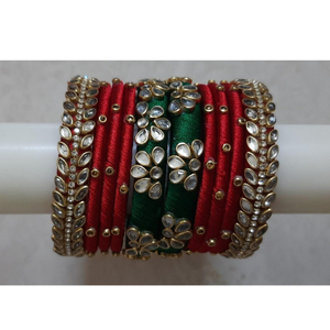 ชุดกำไลข้อมือทำมือจากไหมสีแดงและสีเขียวประดับด้วยหินคุนดัน - ชูราสำหรับเจ้าสาว - เครื่องประดับอินเดียแบบดั้งเดิม - เหมาะสำหรับงานแต่งงานและงานปาร์ตี้ - Product Image 1