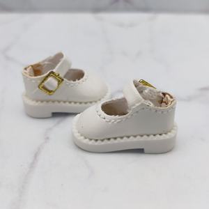 Adorables Zapatos Mary Jane en Miniatura con Acabado Blanco Crema Clásico, Detalles de Hebilla Dorada Pequeña y Costuras Delicadas - Product Image 3
