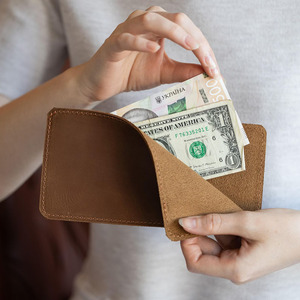 Enveloppe à monnaie en cuir de qualité supérieure, avec design réutilisable, fermeture sécurisée, intérieur spacieux et fabrication élégante, à vendre - Product Image 1