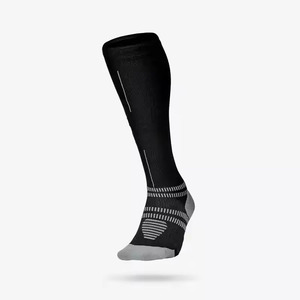 Chaussettes de sport montantes pour hommes, noires, respirantes, en tricot de spandex et polyester, style classique d'été, motif uni - Product Image 4