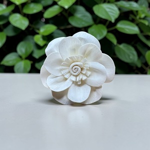 VADEE Craft Fleurs artisanales durables en bois de camélia blanc, taille 8,5 cm, avec tige en fibre de plantes de Sésbanie, modèle Thaïlande - Product Image 1