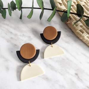 Boucles d'oreilles en résine élégantes, finition brillante, design moderne, durables, luxe, mode, par des artisans expérimentés, accessoires de bijoux - Product Image 6