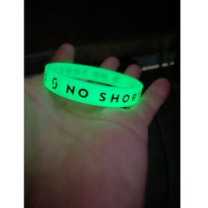 สายรัดข้อมือซิลิโคนยอดนิยมสำหรับสวมใส่ประจำวันหรือเป็นเครื่องประดับแฟชั่นและใช้งานแบบลำลองทันสมัย มีจำหน่ายในราคาที่ดีที่สุด - Product Image 1