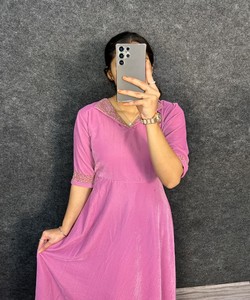 Kurti en coton rose pâle pour femme, style Riche Look, en velours, brodé à la main, une pièce, pour usage quotidien, décontracté, en stock, vêtement ethnique - Product Image 3